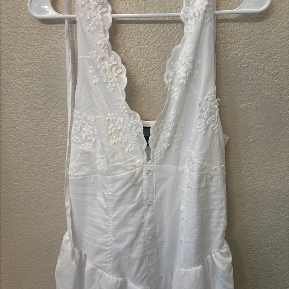 Elegant White Lace Dress - Picture 2 of 3